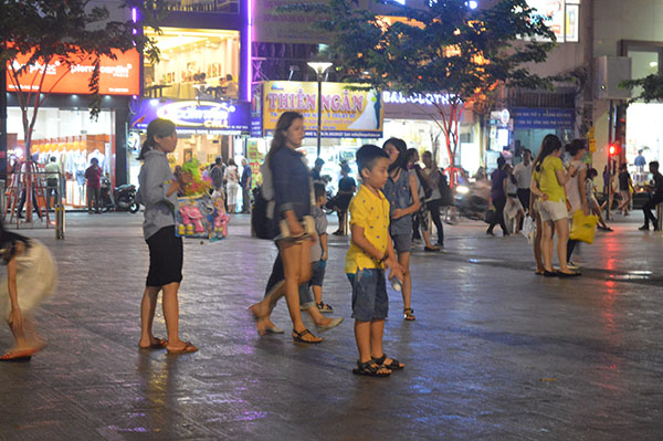 Phố[-]đi[-]bộ[-]Nguyễn[-]Huệ:[-]Rác[-]vẫn[-]xả,[-]hàng[-]rong[-]vẫn[-]còn,[-]xe[-]máy[-]vẫn[-]chạy...